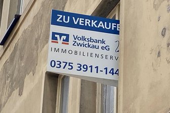 Inflation und steigende Zinsen: Deutlich weniger Grundstückskäufe im Landkreis Zwickau - Die Schilder, mit denen Immobilien oder Grundstücke zum Verkauf angeboten werden, hängen heute immer länger. Derzeit besteht offenbar weniger Bedarf an Käufen.