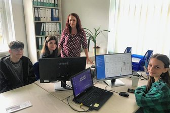 Influencer auf Zeit für Ellefeld: Wie Schüler die Social-Media-Kanäle ihres Heimatortes bespielen - Lennox Seifert, Liona Hertwig und Janina Mayer in ihrem „fancy“ Büro auf Zeit im Rathaus Ellefeld. Betreut hat die Schülerpraktikanten Heike Strauch-Laschewski (hinten), die sich sonst um den Internetauftritt der Gemeinde kümmert.