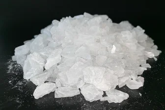 Info-Abend zu Crystal Meth in Tannenbergsthal - Crystal Meth liegt auf einer schwarzen Unterlage.
