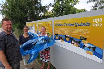 Info-Tafeln laden zum Stopp am Freibad Leubnitz ein - Vier Geschichtstafeln informieren am Freibad Leubnitz über die Historie der beliebten Freizeiteinrichtung. Im Bild Michael Jacob mit Andrea Scholz und Doreen Gaupties vom Förderverein.
