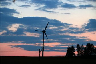 Info-Veranstaltung in Langenbach zu geplantem Windkraftanlagenbau - Ein Windrad bei Langenbach. Die geplanten Räder würden viel höher sein.