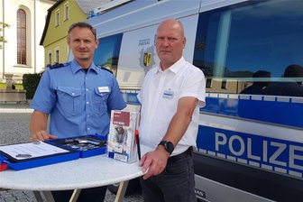Infomobil der Polizei macht in Reichenbach Station - Markus Meichsner und Volker Flemig von der Polizeidirektion Zwickau im vergangenen Jahr am Infomobil in Bad Brambach.