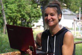 Informatikerin aus Geringswalde unterstützt Senioren - Christiane Scherch hält sich gern im Freien auf. Öfter nimmt sie ihre Arbeit mit raus an die frische Luft.