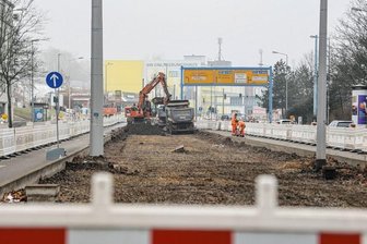 Informationen zu Baustellen in Chemnitz - Auf der Zwickauer Straße im Abschnitt zwischen Falkeplatz und Reichsstraße werden Straßenbahngleise erneuert. Autofahrer müssen dort bis Jahresende mit Behinderungen rechen, weil auch Abwasser- und Gasleitungen erneuert werden.