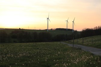 Informationen zu Wind- und Solarparks im Vogtland - Drei Windkraftanlagen drehen sich schon bei Pfaffengrün.