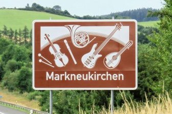 Informationsangebot - Das Hinweisschild Markneukirchen an der A 72 wird durch die neue App Signseeing zum Sprechen gebracht.