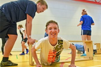 Infotag in Sayda: Wenn der Beruf in die Schule kommt - Eddie Rudolph versuchte sich am Sporttest, den angehende Polizisten durchlaufen müssen. Durch das Kastengestell musste er mehrmals durchkriechen. 