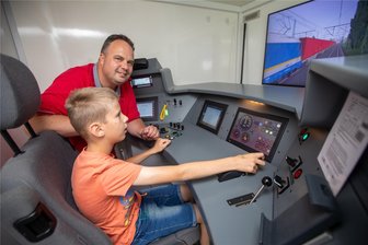 Infotag macht große und kleine Gäste in Plauen neugierig auf das Thema Mobilität - Nico Hofmann aus Rodewisch arbeitet konzentriert am Zugfahrsimulator. Vater Denny unterstützte ihn dabei.