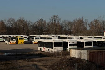 Infrastruktur fehlt: Regionalverkehr Westsachsen muss Elektrobusse vorerst stehen lassen – und trotzdem regelmäßig laden - Abgestellte E-Busse auf einem Abstellplatz am Gewerbepark Maxhütte in Zwickau.