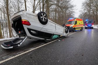 Infusionen statt Konfetti: Reiterhof-Frau verpasst nach Unfall den Straßenfasching in Meerane - Der Mercedes von Franziska Pfitzner landete auf der B 175 in Waldenburg bei einem Unfall auf dem Dach.