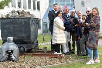 Ingenieure aus Halsbrücke entwickeln Frühwarnsystem für Nepal - Die G.E.O.S. Ingenieurgesellschaft in Halsbrücke entwickelt ein Frühwarnsystem für Erdrutsche in Nepal. Eine Delegation von dort hat sich nun darüber informiert.