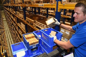 Ingenieure besichtigen Logistikzentrum - Mitglieder und Freunde des Ingenieurvereins Aue-Schwarzenberg besuchen am Donnerstag die Firma Böllhoff in Oelsnitz. Da werden sie auch das Hochregallager - hier Mitarbeiter Alexander Wittig - sehen.