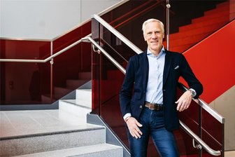 Ingo Froböses Selbsthilfeprogramm für den Rücken - Hat immer eine gute Übung für Schmerzgeplagte parat - Deutschlands bekanntester Sportwissenschaftler, Professor Ingo Froböse.