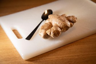 Ingwer schälen mit dem Löffel - klappt das? - Lässt sich Ingwer mit einem Löffel gut schälen?