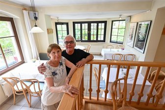 Inhaber von Chemnitzer Café suchen händeringend Käufer - Christina und Wolfgang Lehmann in der Gaststube. Sie hoffen, bald einen Käufer für Café, Haus und Garten zu finden.