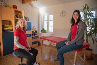Inhaberwechsel nach 22 Jahren: Logopädiepraxis in Bad Elster unter neuer Leitung - Elisabeth Kreutzmann (links) hat die Leitung ihrer Praxis an Jessica Kern übergeben.