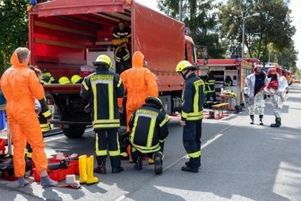 Inhalt des in Plauen gefundenen Giftfasses steht jetzt fest - Wegen der aufwendigen Bergung des Gefahrgutfasses war der Verkehr an der B92 Ende September für Stunden lahmgelegt.