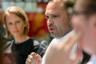 „Inhaltlich und in der Form kein guter Stil“: Sachsens Landtagspräsident Dierks über einen AfD-Brief, Antifa-Protest und das Steigerlied im Hohen Haus - „Ich frage mich, wann wir aufgehört haben, Kompromisse für etwas Gutes zu halten“: Sachsens Landtagspräsident Alexander Dierks (CDU), hier als „Zehn vor Zwölf“-Gast beim „Kosmos“ mit „Freie Presse“-Vizechefredakteurin Anne Lena Mösken.