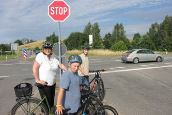 Initiative Aschershain sieht Kreuzung bei Hartha als Gefahrenpotenzial - Wenn Anja, Jakob und Philipp Gerdts (v. l.) aus Aschershain über die Staatsstraße 36 fahren wollen, sind Geduld und gute Nerven gefragt.