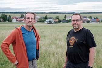 Initiative Bürgerenergie Fraureuth wirbelt in Sachen Windkraft - Friedemann Bauer (links) und Michael Höhne aus Fraureuth setzen sich dafür ein, dass Gewinne aus regional erzeugter Energie im Ort bleiben.