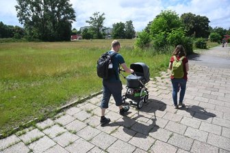 Initiative für einen Bürgerpark in Gablenz - Auf dieser Grünfläche an der Carl-von-Ossietzky-Straße in der Nähe des Gablenz-Centers soll der Bürgerpark Gablenz entstehen. Baubeginn könnte im nächsten Jahr sein, heißt es von der Bürgerplattform Mitte-Ost.