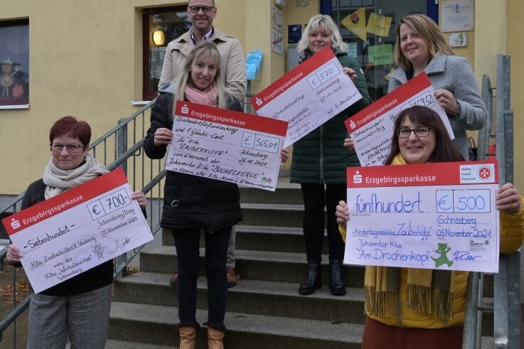 Initiative hilft Flut-Opfern - Die Schneeberger Kindertagesstätten und Bürgermeister Ingo Seifert spendeten für die Kita "Zauberkiste" in Stolberg. Die Leiterinnen freuten sich über die hohen Spendenbeträge. 