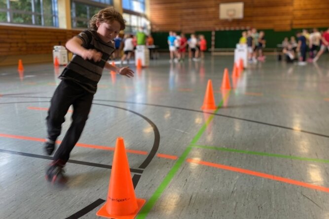 Initiative "Kindersprint" will Spaß am Sport bereiten - Ein Schüler an der Wendemarke des "Kindersprint"-Laufparcours. Zurück zum Start und Ziel geht es im Slalom. 