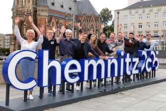 Initiative „Made in Chemnitz“ zeigt, wo Chemnitz einzigartig ist - Das Team von „Made in Chemnitz“ vor dem Chemnitzer Werbe-Aufsteller zur Kulturhauptstadt.