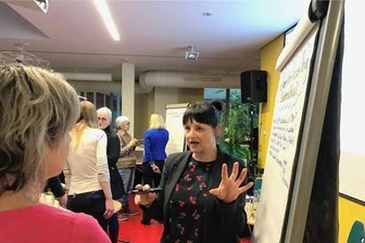 "Initiative" springt auf Einwohnerversammlung in Burgstädt auf - Natasha Allner, Vertreterin eines Marketingbüros, war eine von zwei Moderatorinnen, die die Einwohnerversammlung leitete.