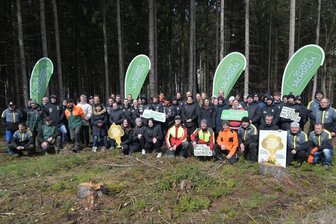 Initiative TeamSportSachsen: Profis engagieren sich für Wiederaufforstung - Bei der Pflanzaktion von TeamSportSachsen haben mehrere Vereine mit angepackt.