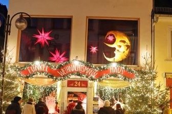 Initiator: 110.000 Besucher haben Funkelfenster gesehen - In der Fußgängerzone Leipziger Straße ist das Weihnachtshaus zu bestaunen.