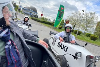 Initiatoren stoppen Tourismus-Projekt: Warum die Mini-Autos in Westsachsen doch nicht auf Tour gehen - Tadeusz Pauer (M.) testete die ausgefallenen Straßenflitzer mit Geschäftspartnern bereits im tschechischen Prag, wo die Mini-Autos ebenfalls vor allem bei Touristen für ein besonderes Erlebnis sorgen.