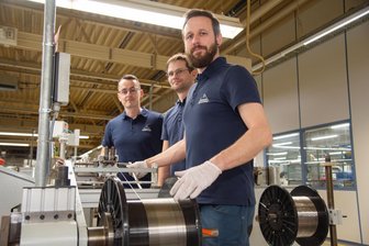 Injecta investiert in Klingenthal Millionensumme in neue Technik - Ein Blick in die Produktion bei Injecta: Steve Schulz (Produktions- und Technikleiter), René Oelschlägel (Leiter Fertigung) und Michael Wolf (Schichtführer/von links).