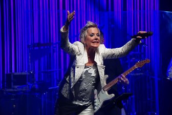Inka zu Tränen gerührt: Veranstalter im Vogtland will ihr Konzert trotz Tour-Aus durchziehen - Seit 40 Jahren steht Inka Bause auf der Bühne - so wie 2019 in Bad Elster. In der DDR war sie ein Teeniestar. Heute arbeitet sie als Sängerin, Schauspielerin und Moderatorin.