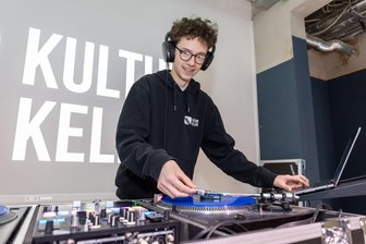 Inklusion hinter den Decks: Wie Jugendliche im Kulturkeller Limbach-Oberfrohna mit Musik neue Wege finden können - Fabian Siegert probiert sich im Kulturkeller erstmals als DJ. Beim Workshop lernt der 16-Jährige, Plattenspieler und Software zu bedienen und Musik zu mixen.