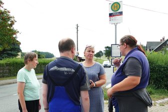 Inklusion im Erzgebirge: Busschule besonderer Art geplant - Hier warten Janine Heidl (hinten) gerade mit Heike Reh, Sven Oettel und Madlen Hartan (vorn von links) an der Bushaltestelle in der Nähe des Wichernhauses.