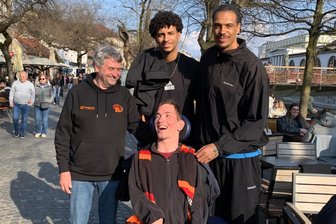Inklusive Zufallstreff mit zwei Spielern: Fans der Niners Chemnitz unterstützen ihr Team in Ljubljana – und erkunden die Stadt - Mario Franz (links) und sein Sohn Marcus (vorn) haben bei ihrem Stadtrundgang auch die Ninersspieler Roman Bedime (hinten links) und Kevin Yebo getroffen, die sich vor dem Training am Dienstagabend die Stadt angesehen haben.