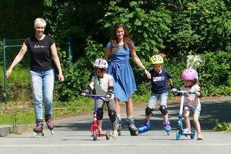 Inline-Skater-Nacht erlebt in Grünhainichen ihre Premiere - Auch Lisa Lehnert (links) und Lucienne Schubert rollen mit ihren Kindern gern mal über den Flöhatalweg.