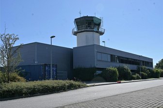 Inliner fahren auf der beleuchteten Landebahn des Jahnsdorfer Flugplatzes - AM Jahnsdorfer Flugplatz steigt eine Inline-Skating-Night.