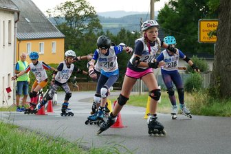 Inliner- und Skiroller-Spezialisten messen im Erzgebirge die Kräfte - Für den Nachwuchs werden Ellenbogenschutz, Knieschutz und Handschuhe dringend empfohlen.