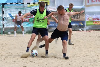 Inmitten der Saisonvorbereitung: Der Chemnitzer FC ist für einen Tag umgezogen - Die Kicker des Chemnitzer FC waren für einen Tag auf Sand, statt Rasen unterwegs. Hier kämpfen Robert Zickert (r.) und Testspieler Samuel Biven (l.) um den Ball.