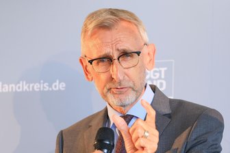 Innenminister Armin Schuster in Meerane: Reihe „Die da oben kommen“ geht in die dritte Runde - Innenminister Armin Schuster ist am Freitag in Meerane zu Gast.
