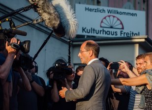 Innenminister auf Talfahrt - Auf schwieriger Mission: Sachsens Innenminister Markus Ulbig (CDU) gibt vor dem Kulturhaus Freital ein Interview.