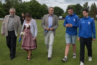 Innenminister besichtigt marodes Fußballfeld - Stefan Feustel und Kerstin Nicolaus hatten Armin Schuster (von links) nach Wilkau-Haßlau eingeladen. Adrian Dennstedt (rechts) und Christopfer Neef vom SV Muldental schilderten die Probleme mit dem Stadion.
