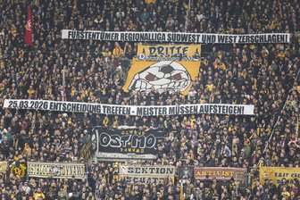 Innenminister sauer auf DFL und DFB: Drohen Fußballvereinen Rechnungen wegen Polizeikosten? - Der K-Block des Zweitligisten Dynamo Dresden setzt sich für den Direktaufstieg des Meisters der Regionalliga Nordost ein – und damit aktuell für Belange von Lok Leipzig, Carl Zeiss Jena, Rot Weiß Erfurt und HFC Chemie. CDU-Innenministern geht es derzeit um ein anderes Thema.