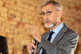 Innenminister Schuster zu Ausschreitungen im Stadion: "Wir haben Dynamo Dresden die Daumenschrauben angedreht" - Staatsminister Armin Schuster bei einem Wahlkampftermin der Plauener CDU am Donnerstagabend.