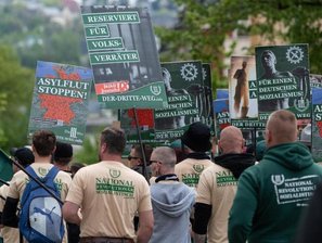 Innenminister sieht nach Neonazi-Marsch in Plauen Fehler beim Landratsamt - Teilnehmer eines rechten Aufmarsches der Partei «Der dritte Weg» gehen eine Straße entlang.