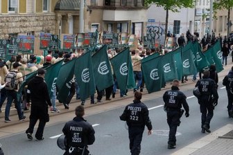 Innenminister: Werden Neonazi-Demonstration in Plauen auswerten - Teilnehmer eines rechten Aufmarsches der Partei "Der dritte Weg" gehen eine Straße entlang.
