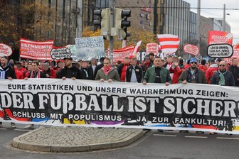 Innenminister wollen Sicherheitsmaßnahmen im Stadion verschärfen: Was Fußball-Anhänger über Pyrotechnik, Videoüberwachung, Hausverbote und personalisierte Tickets denken - Über 20.000 Fußballfans aus ganz Deutschland demonstrierten jüngst in Leipzig gegen Pläne der Politik, die Sicherheitsmaßnahmen bei Stadionbesuchen zu verschärfen.