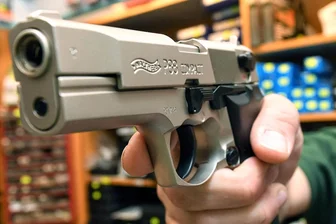 Innenministerin Faeser  will bei Reform des Waffenrechts endlich vorankommen - In einem Waffengeschäft wird eine Schreckschusspistole vom Typ Walther P88 Compact Kaliber 9mm PAK gezeigt. Die Innenministerin will im Zuge des Kampfes gegen Rechts endlich das Waffenrecht verschärfen.